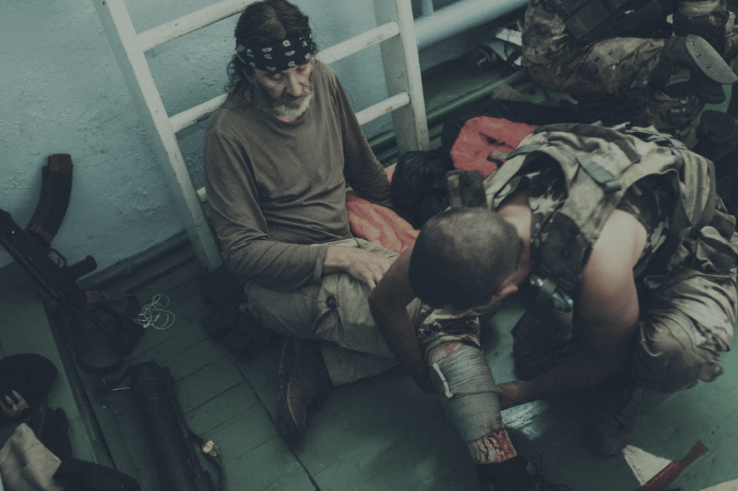 Олександр Гляделов отримує допомогу після поранення